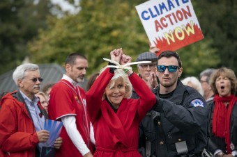 Herečka Jane Fondová skončila opäť za mrežami. Za protesty proti zmene klímy