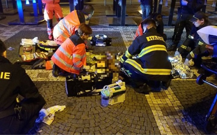 Pred divadlom v Pardubiciach sa zapálil muž, boli pri tom aj deti