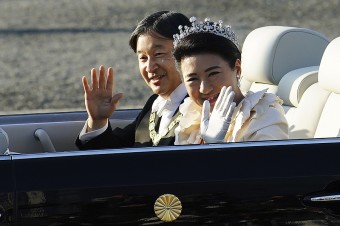 Davy ľudí vítali nového japonského cisára na slávnostnom sprievode