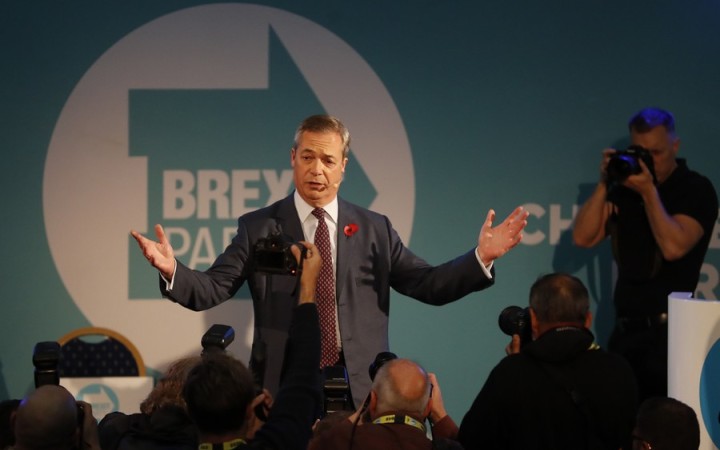 Farage nepostaví svojich kandidátov v 317 obvodoch, kde vyhrali konzervatívci