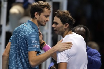 Nadal zdolal Medvedeva a udržal si šancu na postup