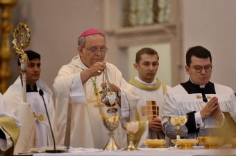 Trnavský arcibiskup podporil knihu, ktorej autor označuje pápeža za heretika