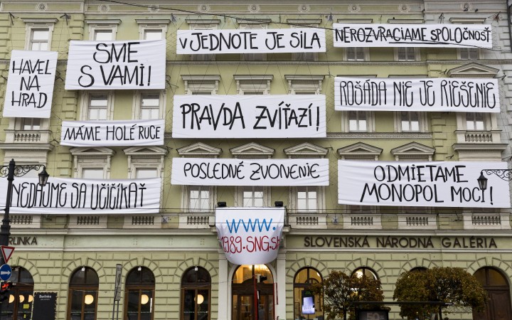 Neustrnúť v nostalgii a pátose Novembra