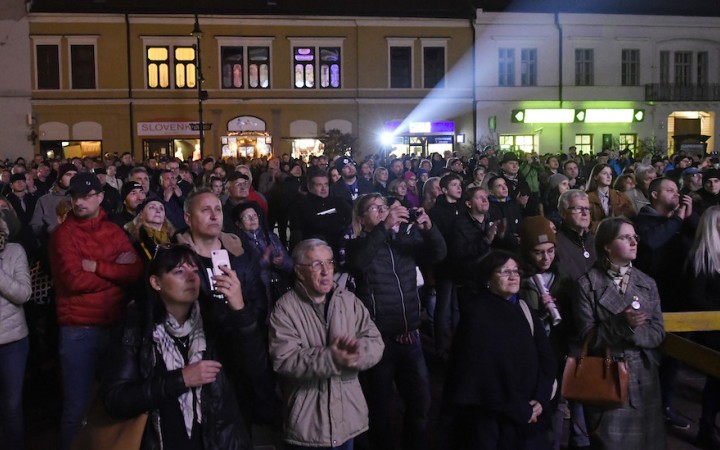  Na zhromaždenie Za slušné Slovensko prišli tisícky ľudí, volali po porazení zla