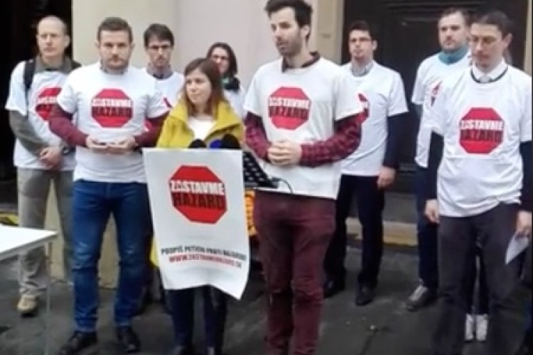 Nová petícia proti hazardu je fajn, dosledovať však treba aj súdy