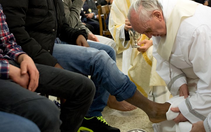 Pápež upravil liturgiu Zeleného štvrtka. Kňazi môžu umývať nohy už aj ženám