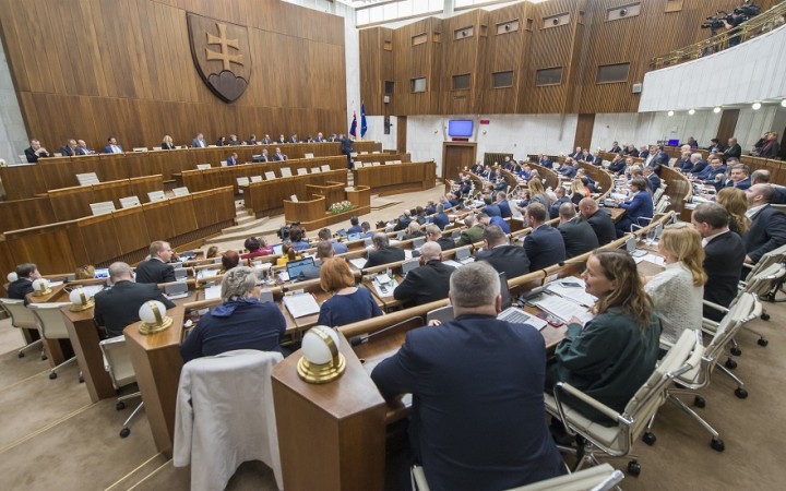 Návrh SNS o lepšej informovanosti žien pred potratom neprešiel