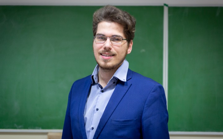 Pracoval ako manažér s vysokým platom. Odišiel učiť a býva na internáte