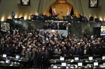 Iránsky parlament označil amerických vojakov za teroristov
