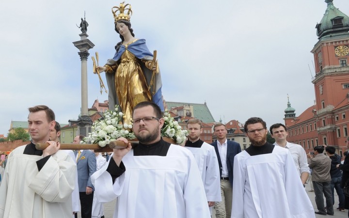 Takmer 40 percent Poliakov pravidelne prichádza na nedeľné bohoslužby