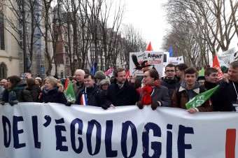 Desaťtisíce pochodovali za právo detí na otca. Francúzsko sa sporí o bioetike
