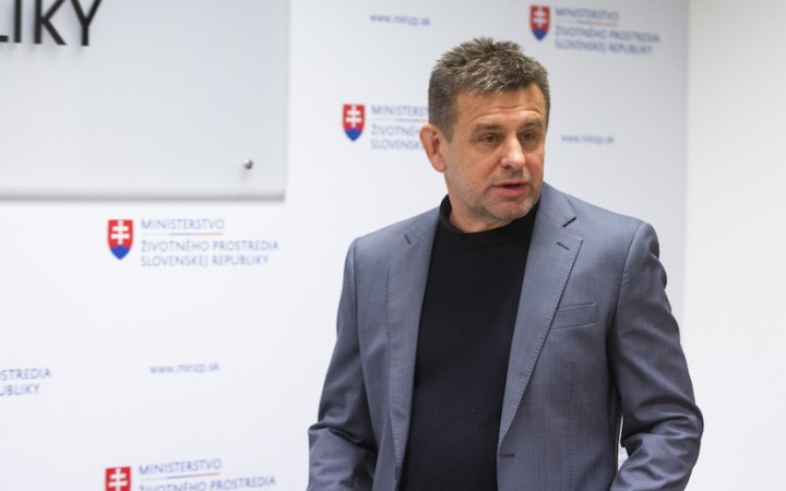 Minister Sólymos podáva pre incident v reštaurácii demisiu