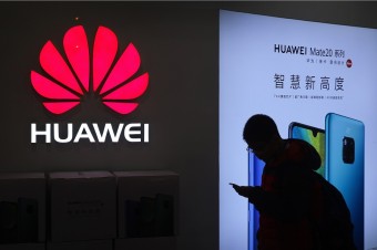 Trump hrozí obmedzením spolupráce krajinám využívajúcim techniku Huawei