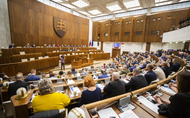 Na zrýchlené prerokovanie vládnych návrhov nie sú dôvody, tvrdia odborníci