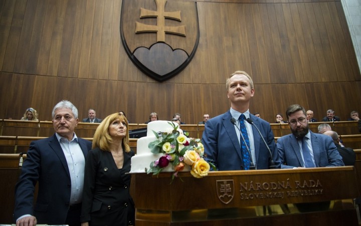 Beblavý a spol. budú blokovať parlament aj v noci, priniesli si aj pyžamy