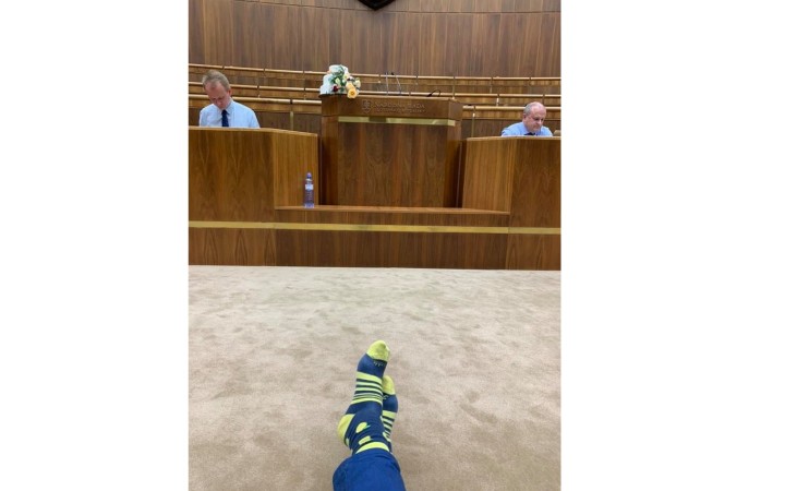 Gej Pellegrini a ponožky v parlamente: Keď demokraciu ohrozuje dekadencia