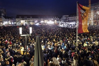 Desaťtisíce ľudí si uctili pamiatku obetí stredajšej streľby v Hanau