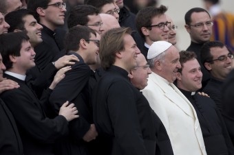 Pápež ukončil dohady a opätovne potvrdil význam celibátu (Vatikánska sedma)