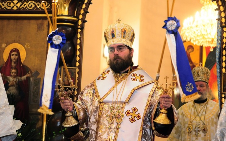 Premiér kritizuje pravoslávnu cirkev za neprerušenie bohoslužieb, hrozí postihmi