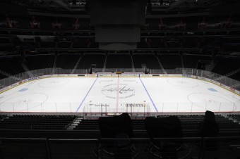 Vedenie NHL prerušilo sezónu, napodobnilo NBA 