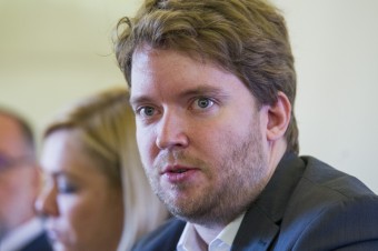 Vyplácanie dávok s asistenciou polície a armády je neľudské, kritizuje Ravasz