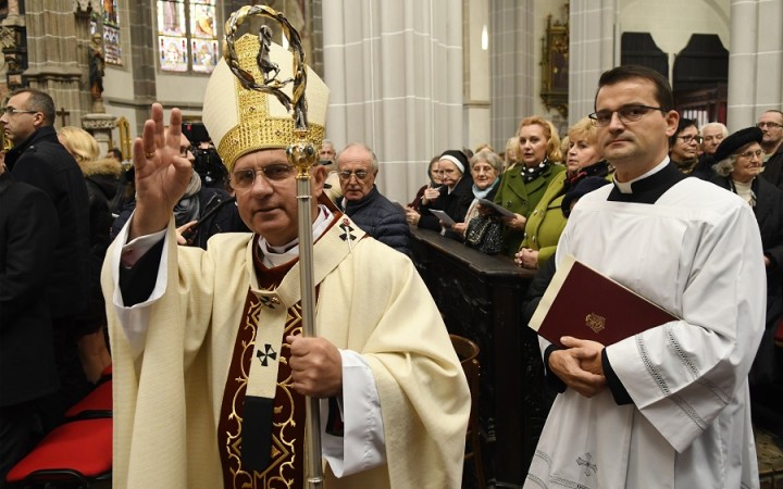 Biskupi priznali, že Veľká noc bude za zatvorenými dverami bez veriacich