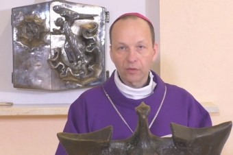 Pozrite si nedeľnú svätú omšu s biskupom Haľkom