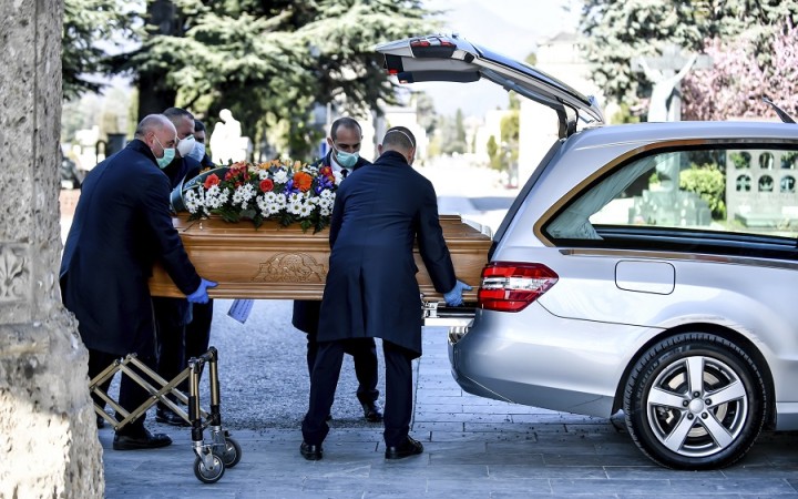 Na koronavírus umierajú desiatky kňazov, ich príbehy sú tragické aj hrdinské