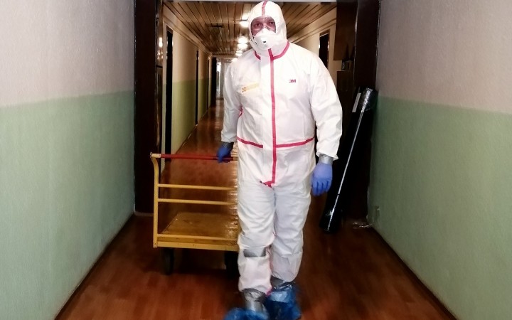 Učí na východnom Slovensku. Keď zatvorili školy, išiel pomáhať do Gabčíkova