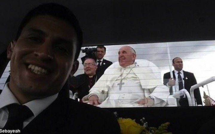 Vodičovi papamobilu sa podaril pekný kúsok. Selfie s pápežom obletela svet