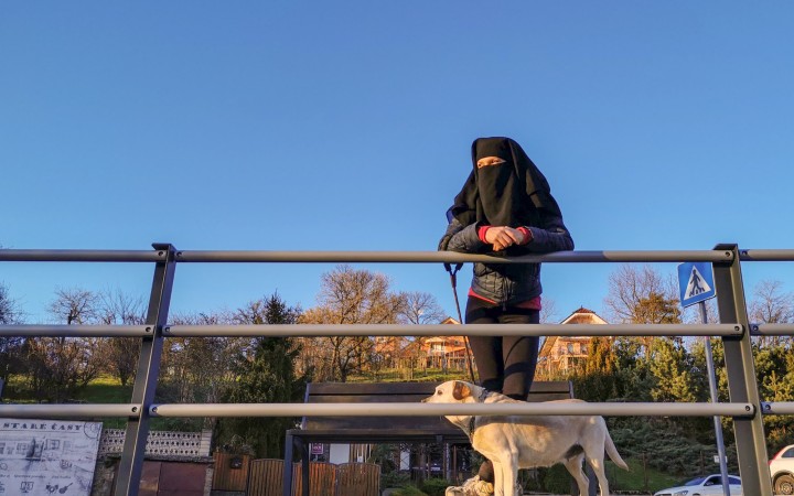 Nemala rúško, chodila v nikábe. Slováci reagovali dokonale