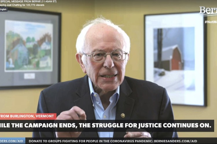 Bernie Sanders odstúpil, Donald Trump môže vyhrať opäť