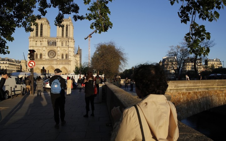 Prvé výročie ničivého požiaru Katedrály Notre-Dame pripomenul hlahol zvonov