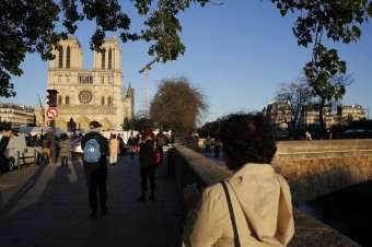 Prvé výročie ničivého požiaru Katedrály Notre-Dame pripomenul hlahol zvonov