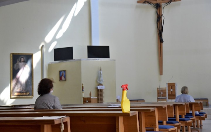 S obnovením bohoslužieb rátajú v máji. Kňazi prepočítavajú plochy kostolov