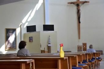S obnovením bohoslužieb rátajú v máji. Kňazi prepočítavajú plochy kostolov