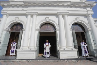Srí Lanka si pripomenula prvé výročie veľkonočných teroristických útokov