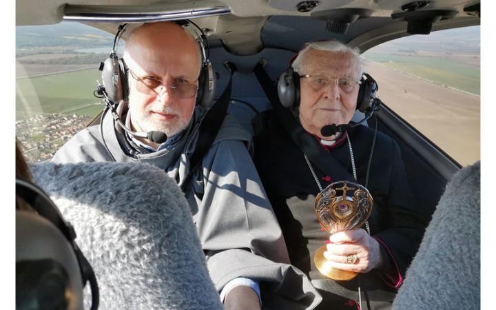 Arcibiskup Sokol z lietadla požehnal Slovensko relikviou Jána Pavla II. (+ foto)