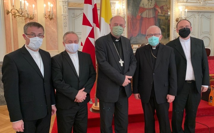 Česká biskupská konferencia si zvolila nové vedenie. Kardinál Duka na čele končí
