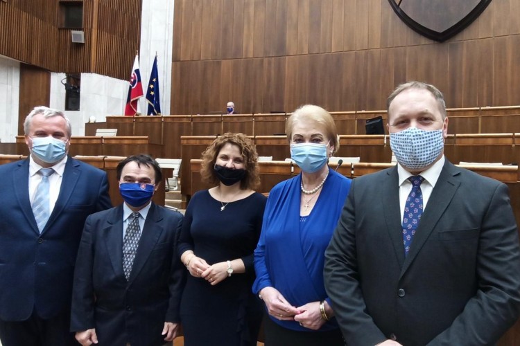 Bodka za voľbami.