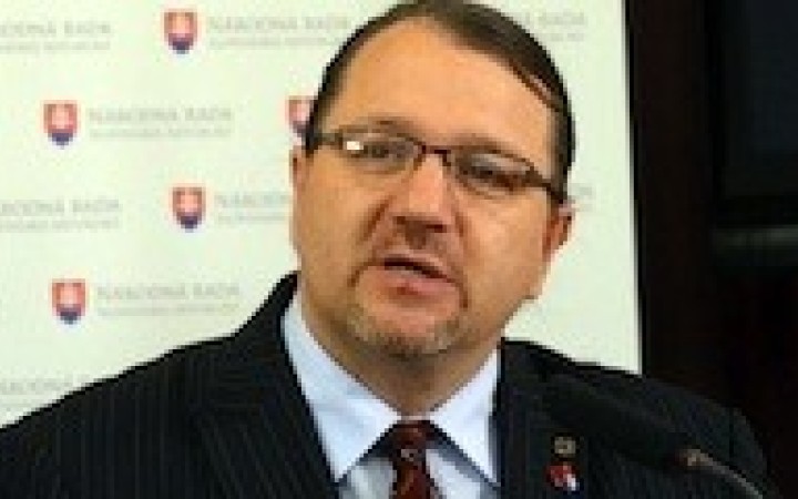 Škripek skritizoval podpredsedu Európskej komisie pre homomanželstvá