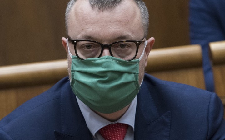 O pomoc štátu v čase koronakrízy sa uchádzajú už aj veľké firmy