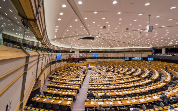 Brusel navrhuje ideologické školenia a potraty pre žiadateľky o azyl