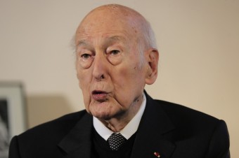 Francúzsky exprezident mal chytiť novinárku za zadok, obvinila ho z napadnutia