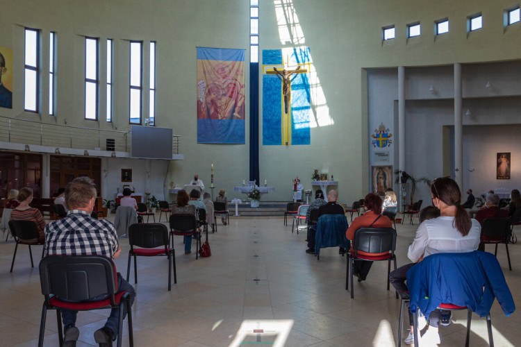 Na čo sme prišli v polemike o podávaní Eucharistie na ruku?