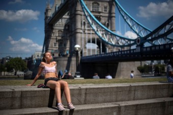 Vyjednávač EÚ pre brexit obvinil dnes Britániu, že neplní včas svoje záväzky