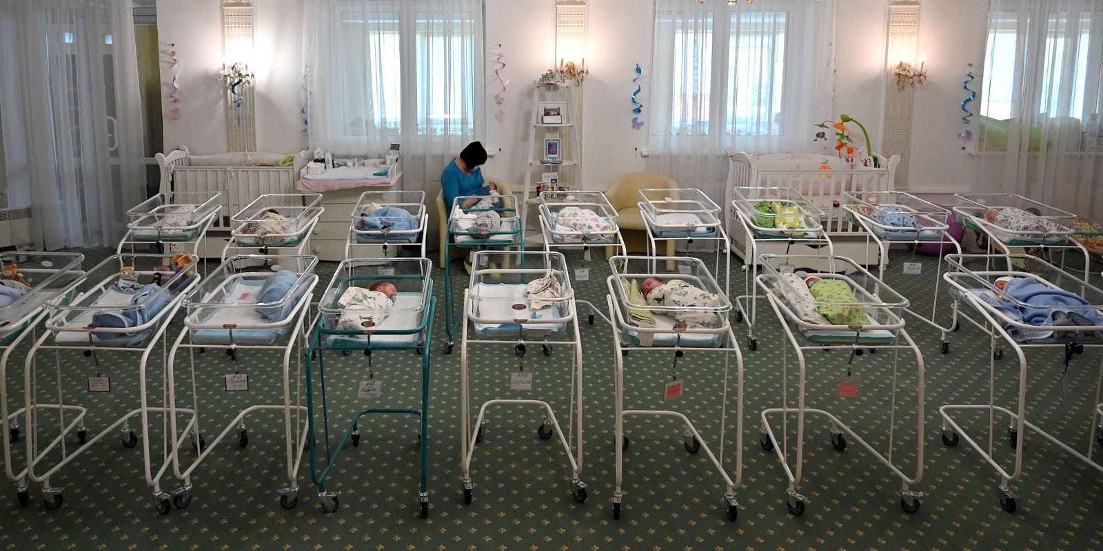 Kríza ovplyvnila aj obchodovanie s deťmi. Zostávajú odložené v skladoch