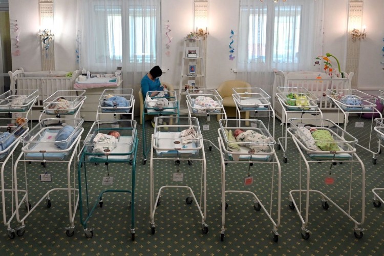 Kríza ovplyvnila aj obchodovanie s deťmi. Zostávajú odložené v skladoch