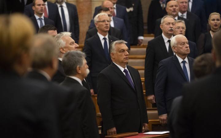 Orbán rečnil, že Maďari to Západu nezabudnú, a SMK prišla s maďarským Okolím