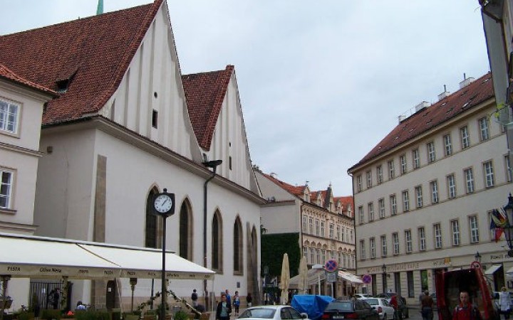 Nápis na kaplnke, kde kázal Hus, ukážu len slnečné lúče